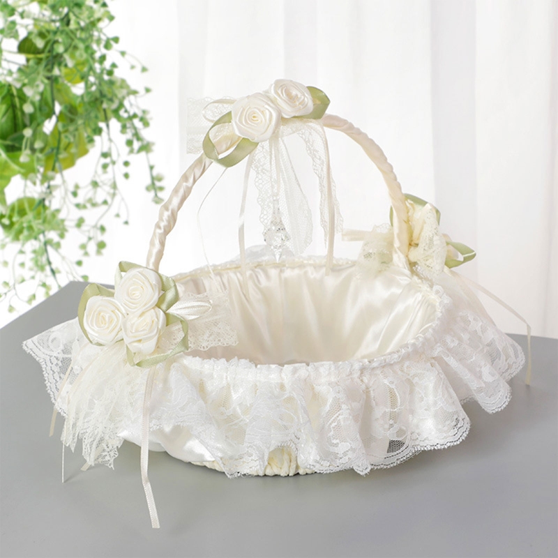 1010-pd4reu.jpg panier de mariage couleur crème avec fleurs et motif dentelle décoratifs, fur une table grise à côté d'une plante verbe partiellement visible