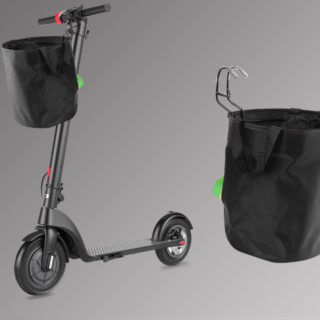 Trottinette électrique équipée d'un panier noir sur fond gris. On voit également le panier en gros plan.