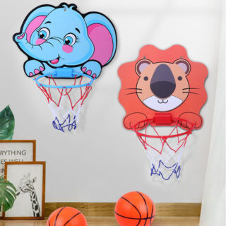 Deux paniers de basket pour enfants en tête d'éléphant bleu et de lion orange suspendus au mur. Il y a 2 ballons sur le sol en parquet et de 2 cadres avec une girafe posés contre le mur