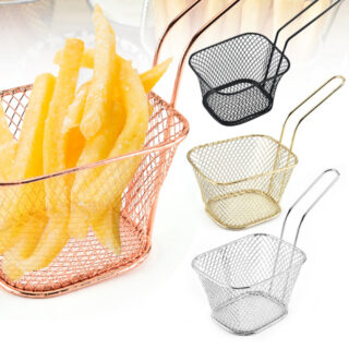 Petits paniers colorés sur fond blanc. Le rose contient des frites.