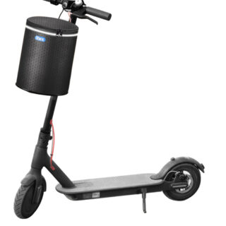 Trottinette avec panier rond et couvercle sur fond blanc.