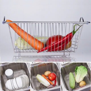Panier contenant des légumes en haut de l'image. En bas, on voit le panier dans un évier avec de la vaisselle et des légumes.