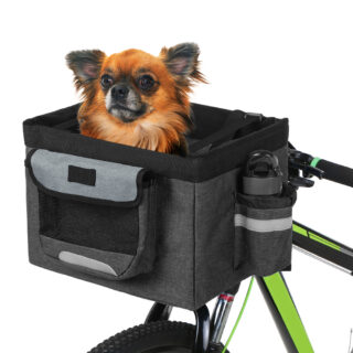 On voit un Affenpitscher, un petit chien, dans un panier pour vélo en tissu noir et gris. Le vélo est vert et présenté sur fond blanc.