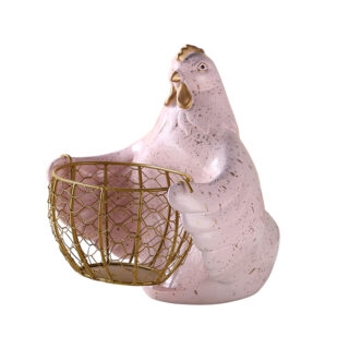 panier à œufs en forme de poule rose en céramique tenant entre ses ailes un panier doré en fer, sur fond blanc