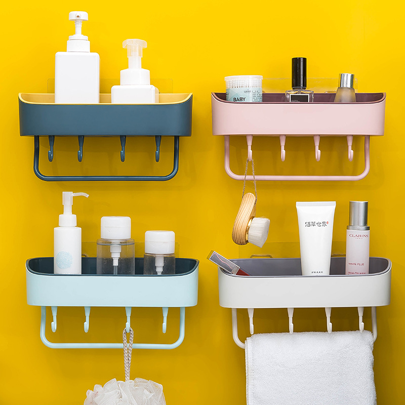 3277-sxjl1g.jpg Mur jaune avec des porte savon sur le mur avec des produits dedans.
