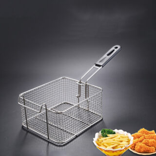 Panier à frites rectangulaire sur fond gris.