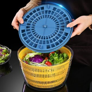Panier à salade jaune avec des légume dedans? Deux mains tiennent le couvercle bleu au dessus du panier