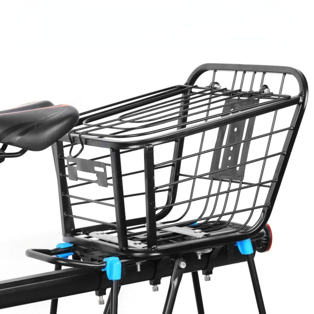 Panier en métal noir installé à l'arrière d'un vélo sur fond blanc.