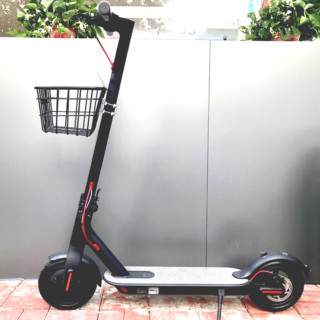 Trottinette électrique équipée d'un panier noir.