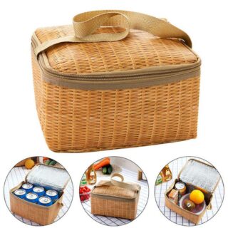 Petit panier isotherme en rotin beige avec anse et 3 bulles en dessous avec des canettes bleues, un panier fermé et un panier avec des fruits dedans
