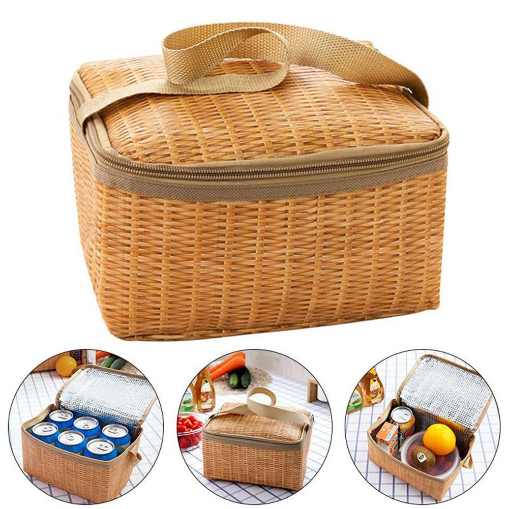 5450-jowyns.jpg Petit panier isotherme en rotin beige avec anse et 3 bulles en dessous avec des canettes bleues, un panier fermé et un panier avec des fruits dedans