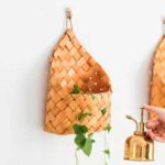 Panier tressé marron mural à suspendre