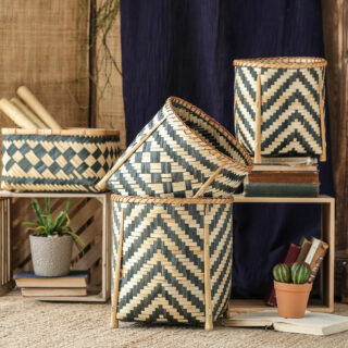 Paniers blancs et bleus en bambou empilés et posés sur des meubles.