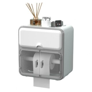 panier porte papier toilette multifonctionnel blanc avec deux compartiments, un transparent avec un rouleau sur un support, le deuxième fermé, avec dessus une pair de airpods dans leur boîte, des bâtons senteur et une montre intelligente, sur fond blanc