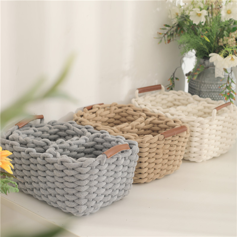 Les sets paniers blanc, kaki et gris Set de trois paniers de rangement de salles de bains tissé en corde de coton avec poignées.
