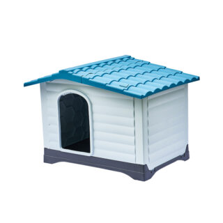 On voit un panier pour chien en forme de niche, en plastique, sur fond blanc. Le toit est bleu et la maison blanche.