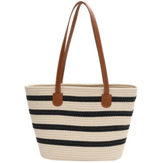 Panier de plage rayé en coton ici sur un fond blanc.