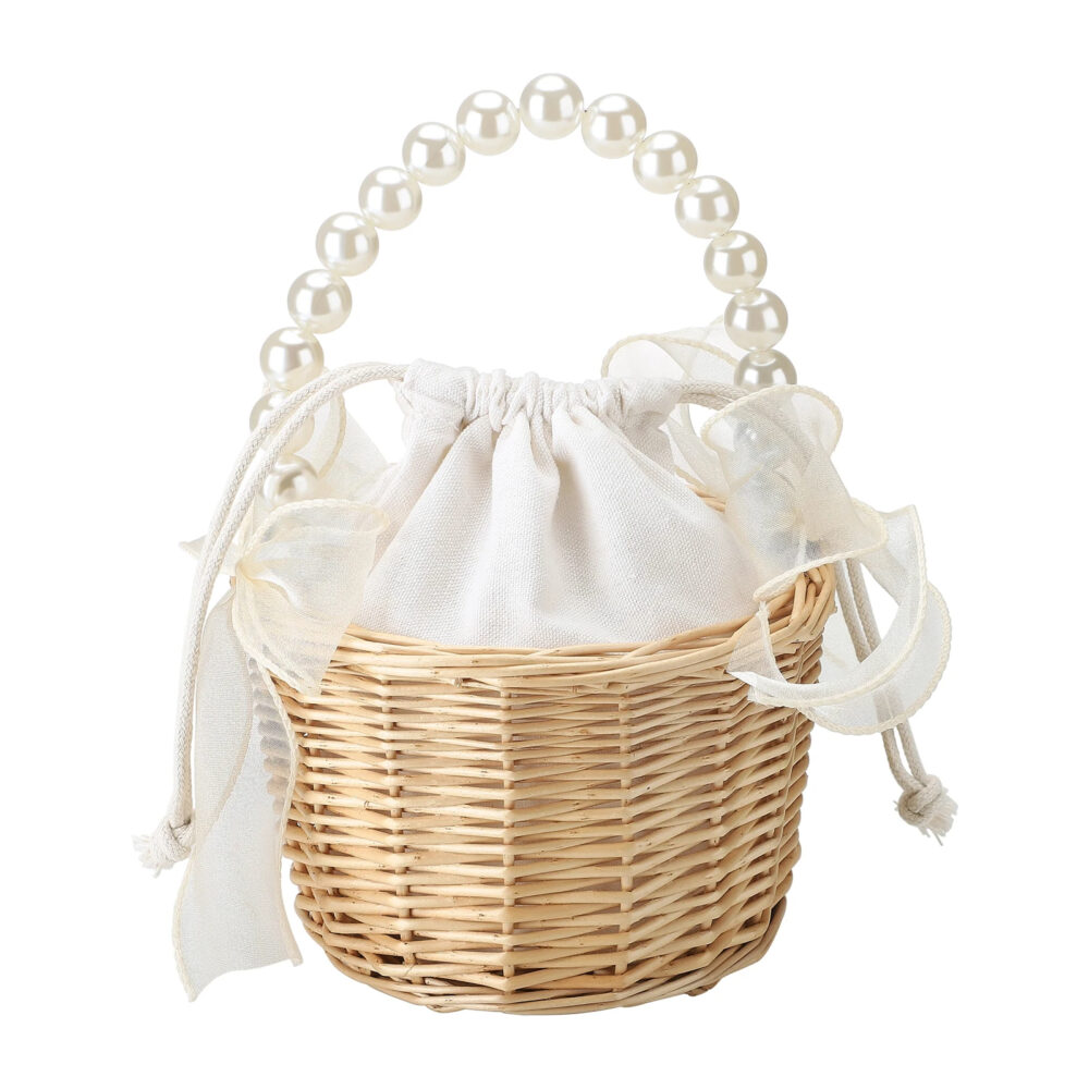 Panier mariage en rotin avec la hanse en perles ici sur un fond blanc.