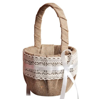 Panier mariage en toile de jute et dentelle ici sur un fond blanc.