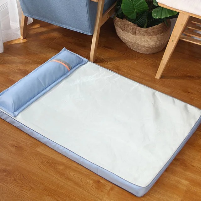 Panier orthopédique chien en mousse à mémoire de forme ici sur du parquet.