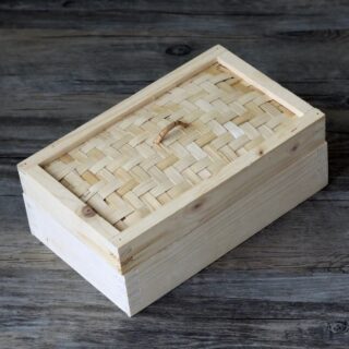 Panier vapeur bambou rectangulaire ici sur un fond marron.