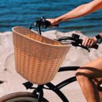 Panier vélo électrique de grande capacité ici sur un vélo noir à côté de la plage.