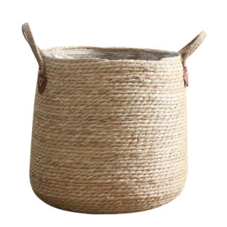 Panier cache pot en paille tressée ici sur un fond blanc.
