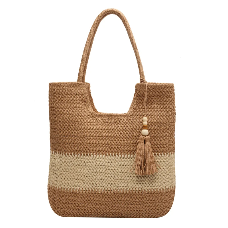 Panier de plage avec une décoration en macramé ici sur un fond blanc.