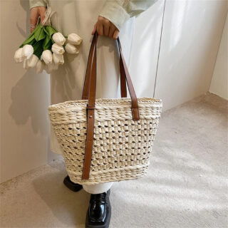 Panier de plage avec une doublure en coton ici porté par une femme dans une pièce.