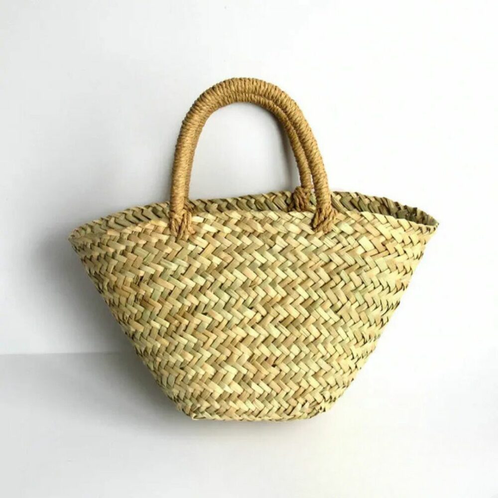 panier_plage_artisanal_poignees_06 Panier de plage artisanal avec poignées sur fond gris