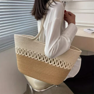 Panier de plage au design original porté sur l'épaule d'une femme