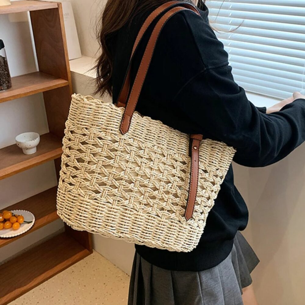 panier_plage_elegant_paille_01 Panier de plage élégant en paille sur le dos d'une femme