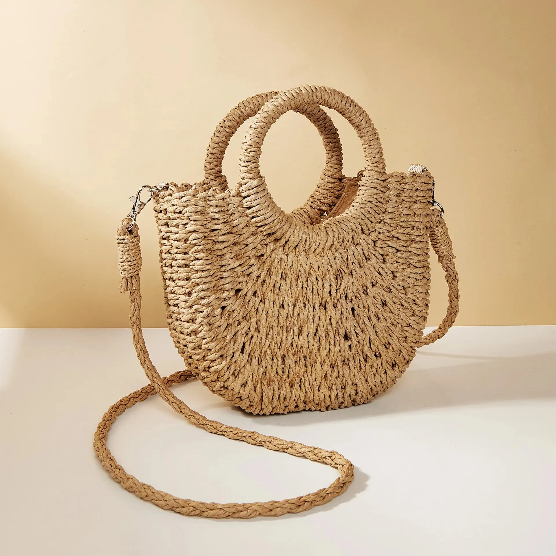 Panier de plage original en paille avec bandoulière • Le Comptoir
