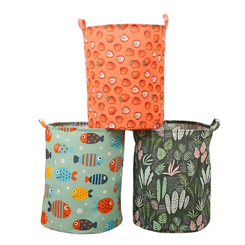 IMG_07_2024_Panier_à_linge_à_motifs_colorés_0.jpeg Photo de trois paniers à linge, chacun d'un motif différent. Ils sont positionnés en pyramide. Celui du haut est de couleur orange ayant comme motifs des fraises. Celui en bas à gauche est de couleur vert clair ayant comme motifs des poissons de plusieurs couleurs. Celui en bas à droite est vert foncé ayant comme motifs des feuillages.