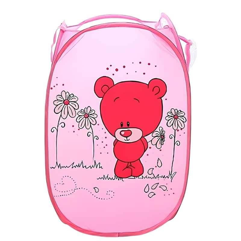 Photo d'un panier à linge de couleur rose avec un ours debout de couleur rose foncé. Il est entouré de quatre fleurs. Ce panier dispose de poignées.