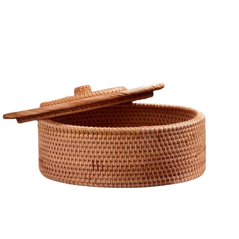 Photo d'un panier de forme rond en rotin tressé, avec couvercle posé en décalé sur le dessus.