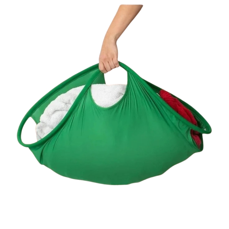 Photo d'un panier à linge de couleur vert. Une main porte ce panier qui se plie, il contient du linge à l'intérieur blanc et rouge.