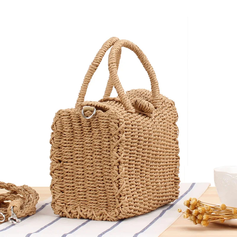 Panier de plage en rotin style vintage ici posé sur une nappe.